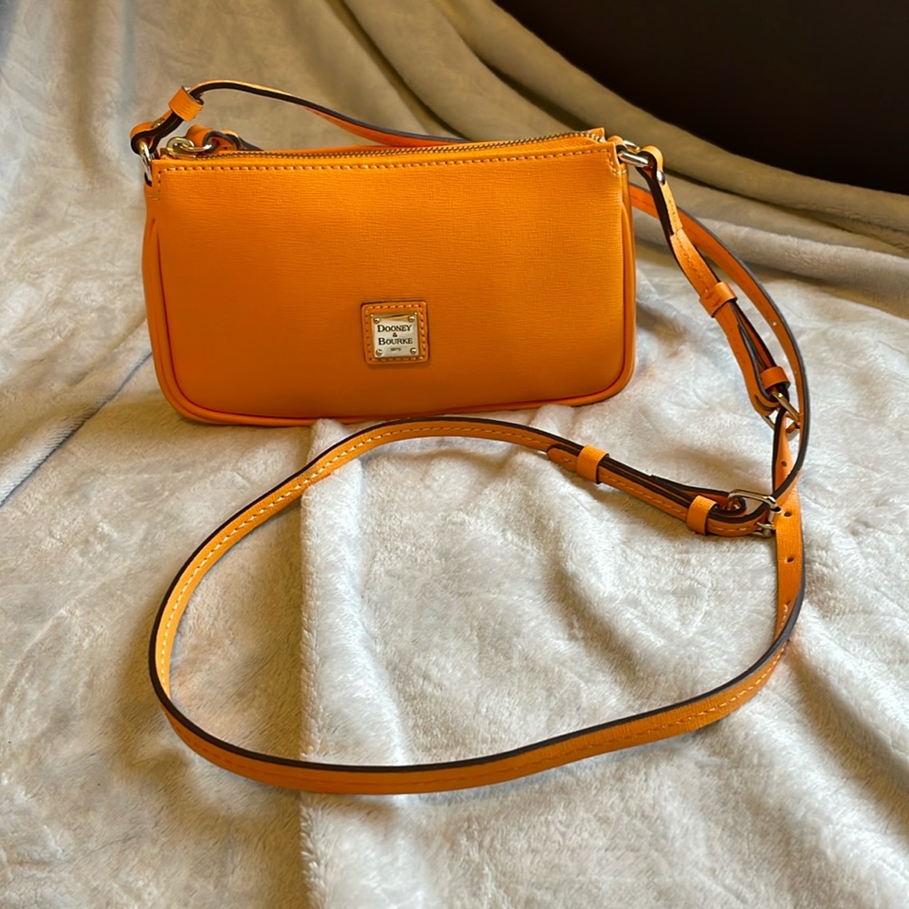 EUC Dooney & Bourke crossbody